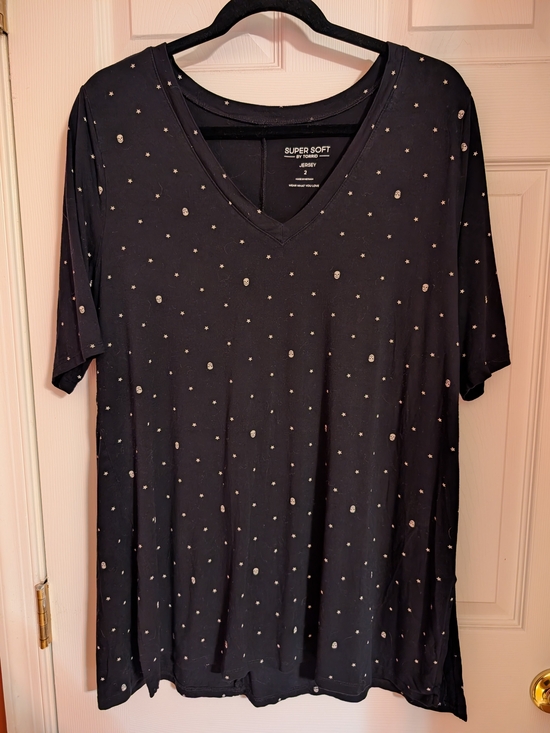 torrid Tops - Favorite Tunic Super Soft V-Neck Side Slit Tee- Skulls And Stars